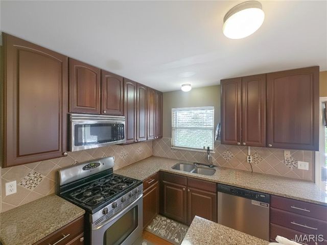 852 Molloy Drive, St Charles, MO 63366