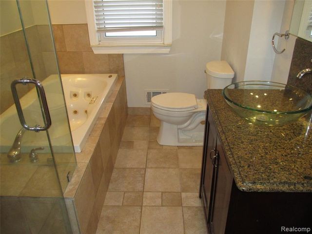 984 E Mahan Avenue, Hazel Park, MI 48030