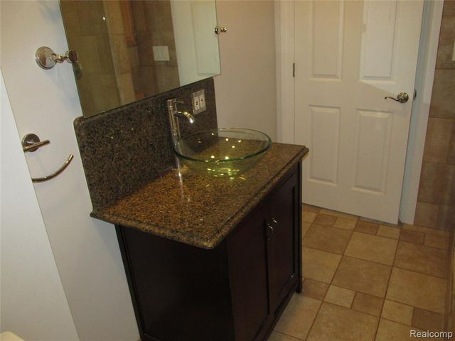 984 E Mahan Avenue, Hazel Park, MI 48030