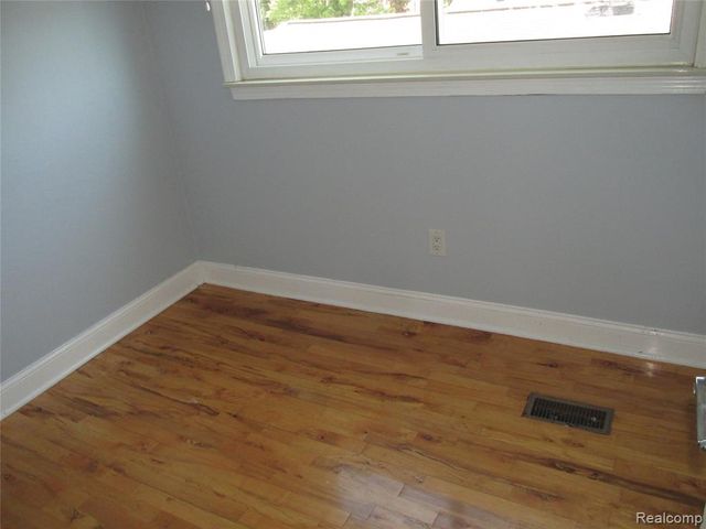 984 E Mahan Avenue, Hazel Park, MI 48030