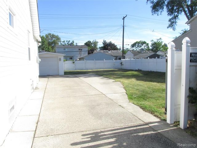 984 E Mahan Avenue, Hazel Park, MI 48030