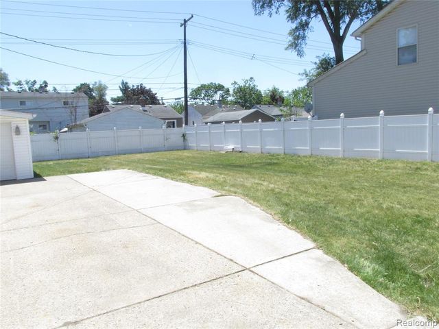984 E Mahan Avenue, Hazel Park, MI 48030
