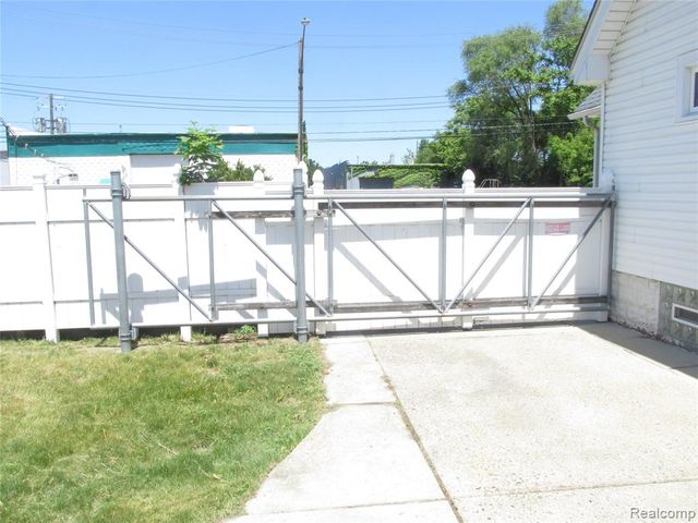 984 E Mahan Avenue, Hazel Park, MI 48030