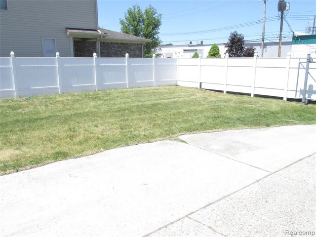 984 E Mahan Avenue, Hazel Park, MI 48030