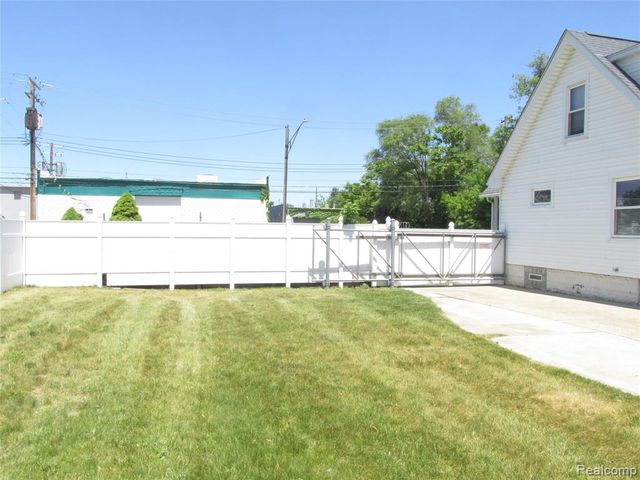 984 E Mahan Avenue, Hazel Park, MI 48030
