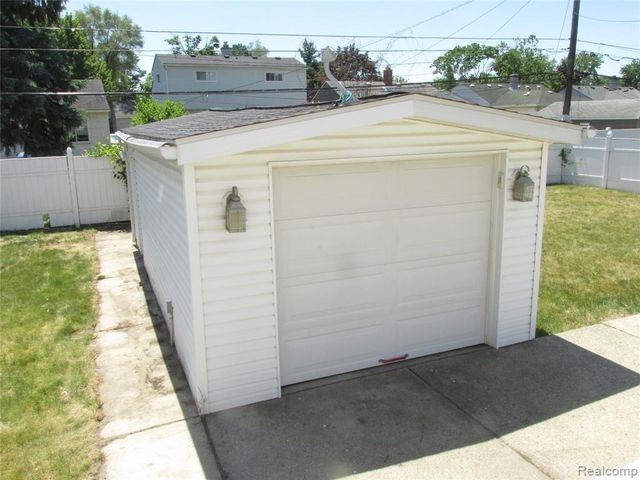 984 E Mahan Avenue, Hazel Park, MI 48030