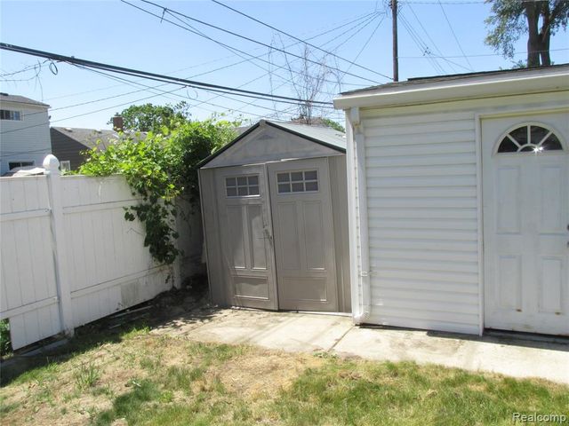 984 E Mahan Avenue, Hazel Park, MI 48030