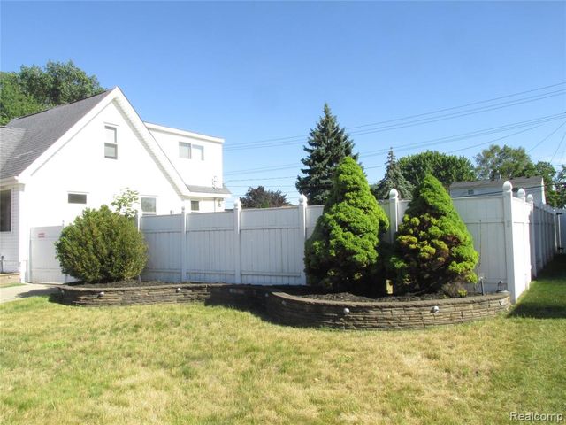 984 E Mahan Avenue, Hazel Park, MI 48030