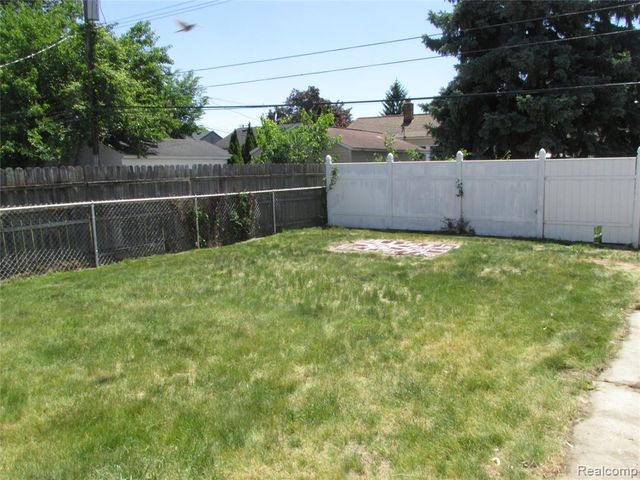 984 E Mahan Avenue, Hazel Park, MI 48030