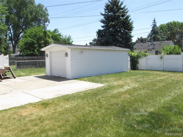 984 E Mahan Avenue, Hazel Park, MI 48030