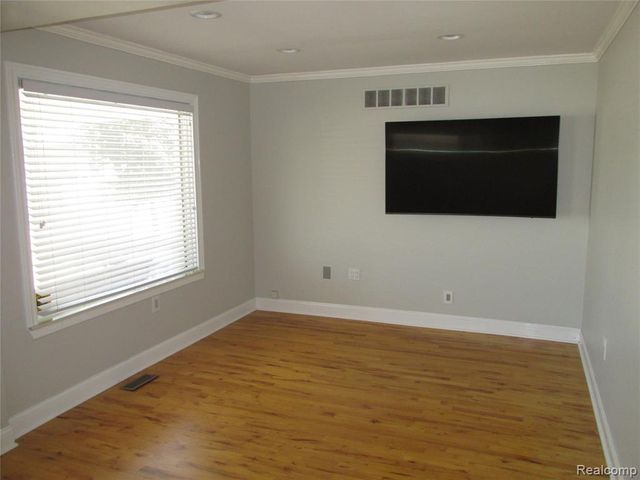 984 E Mahan Avenue, Hazel Park, MI 48030