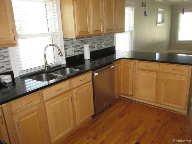 984 E Mahan Avenue, Hazel Park, MI 48030
