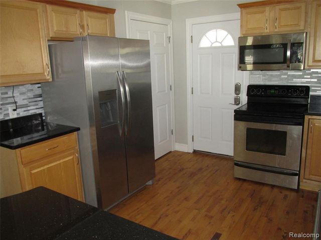 984 E Mahan Avenue, Hazel Park, MI 48030