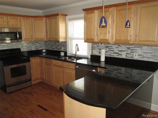 984 E Mahan Avenue, Hazel Park, MI 48030