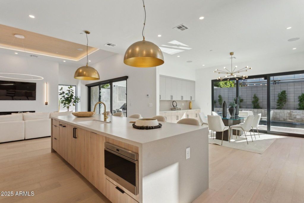 Image 11 of property listing at 1830 E PALMAIRE Avenue, Phoenix, AZ 85020