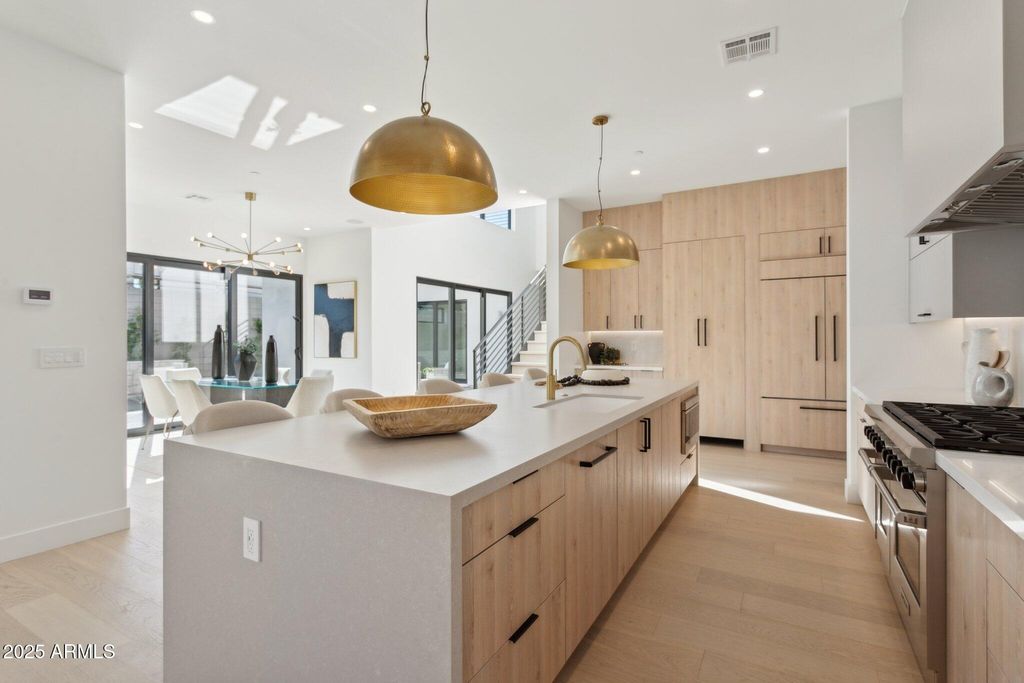 Image 13 of property listing at 1830 E PALMAIRE Avenue, Phoenix, AZ 85020