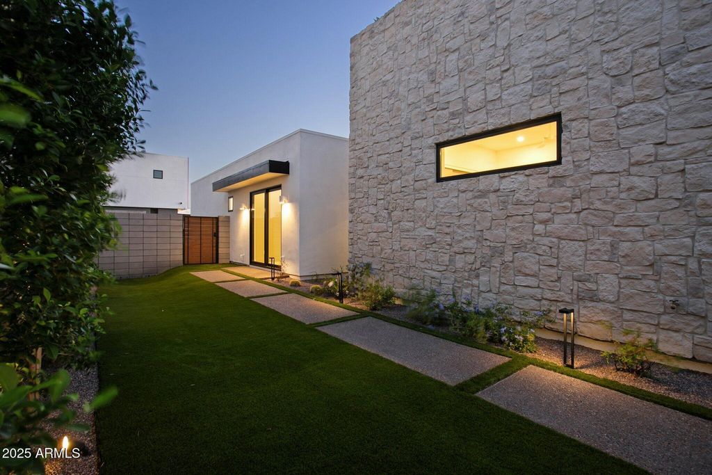 Image 47 of property listing at 1830 E PALMAIRE Avenue, Phoenix, AZ 85020