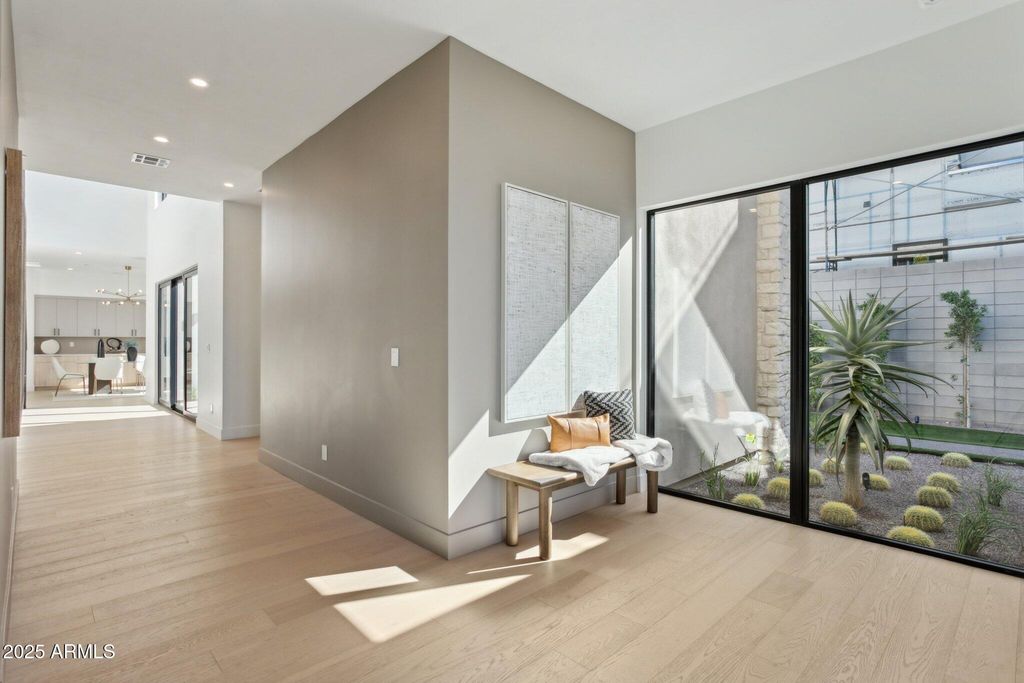 Image 5 of property listing at 1830 E PALMAIRE Avenue, Phoenix, AZ 85020