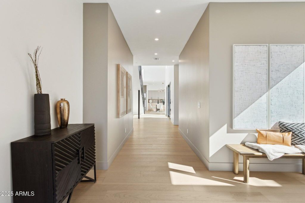 Image 6 of property listing at 1830 E PALMAIRE Avenue, Phoenix, AZ 85020