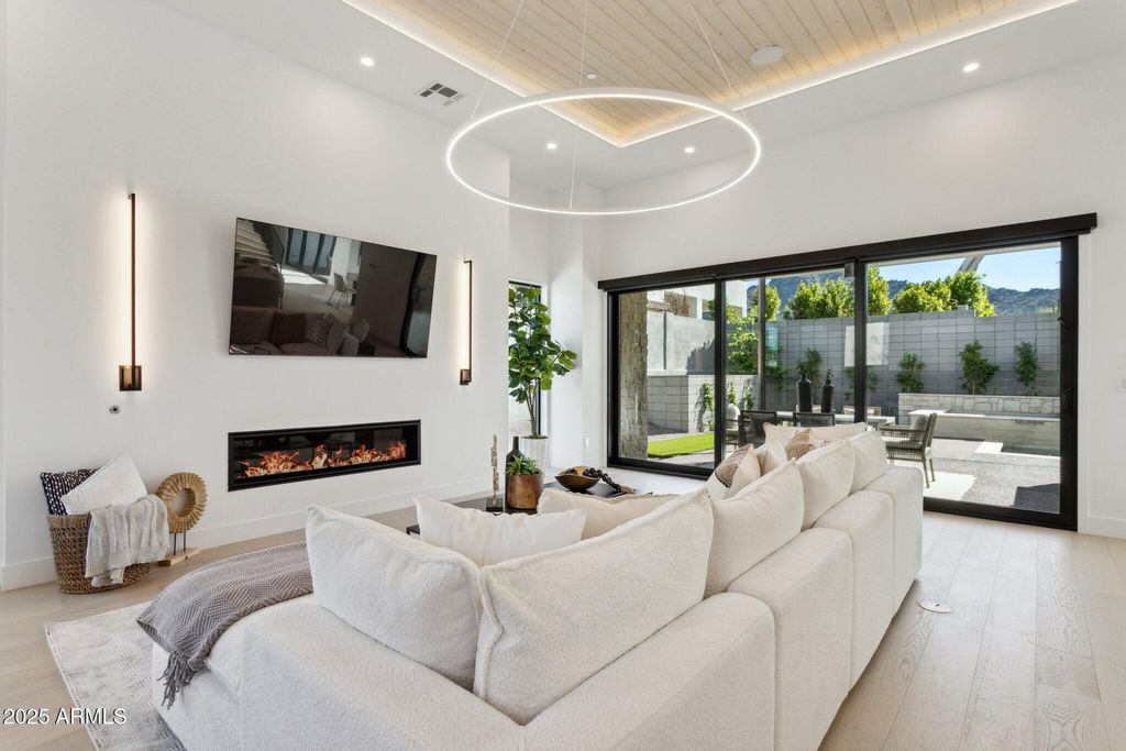 Image 7 of property listing at 1830 E PALMAIRE Avenue, Phoenix, AZ 85020