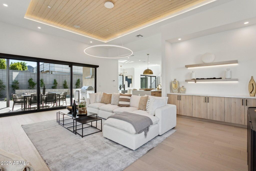 Image 8 of property listing at 1830 E PALMAIRE Avenue, Phoenix, AZ 85020