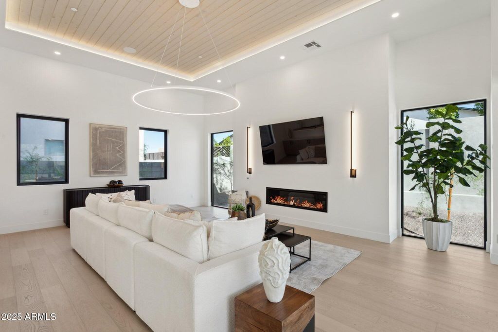 Image 9 of property listing at 1830 E PALMAIRE Avenue, Phoenix, AZ 85020