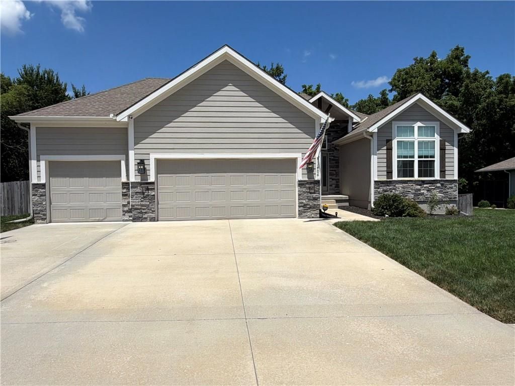 1406 NW Burr Oak Lane, Grain Valley, MO 64029