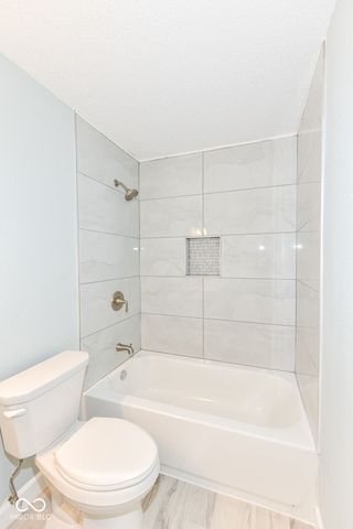 652 Meadows Edge Lane, Indianapolis, IN 46217