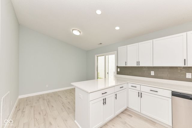 652 Meadows Edge Lane, Indianapolis, IN 46217