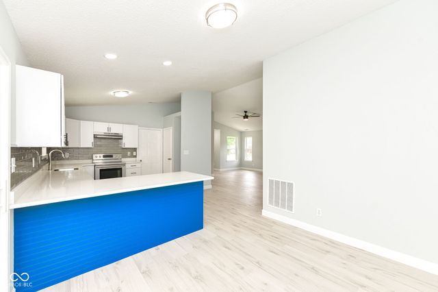 652 Meadows Edge Lane, Indianapolis, IN 46217