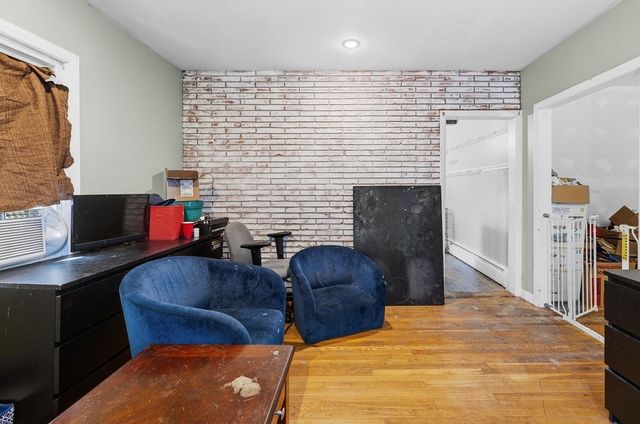 7 Woodwards Ln, Taunton, MA 02780