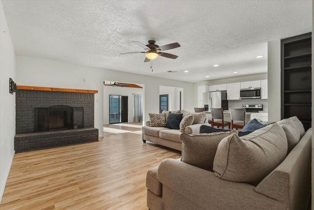 2717 Los Tretos Street NW, Albuquerque, NM 87120