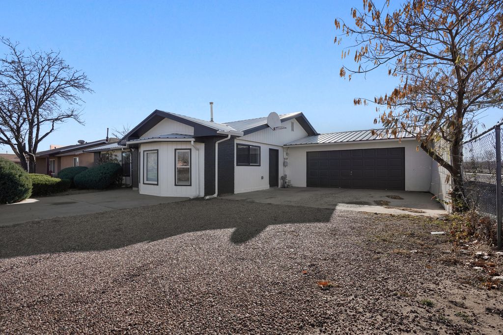 2717 Los Tretos Street NW, Albuquerque, NM 87120