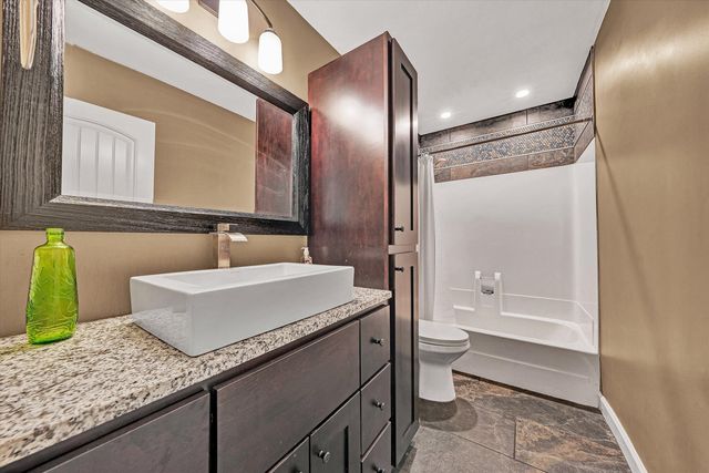 7122 Woods Crossing DR, Roanoke, VA 24018