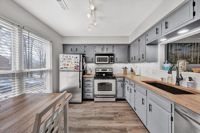 7122 Woods Crossing DR, Roanoke, VA 24018