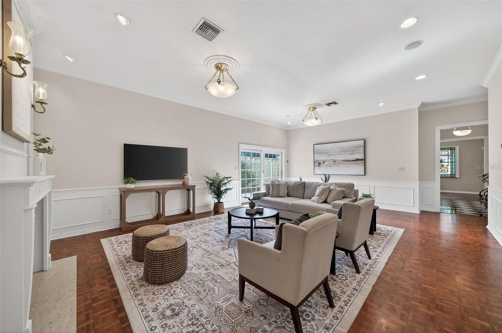 Image 12 of property listing at 925 ASHINGTON PLACE 3, Orlando, FL 32804