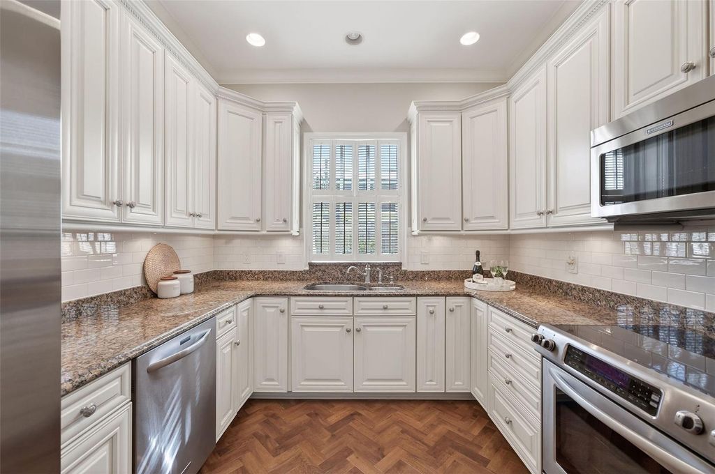 Image 20 of property listing at 925 ASHINGTON PLACE 3, Orlando, FL 32804