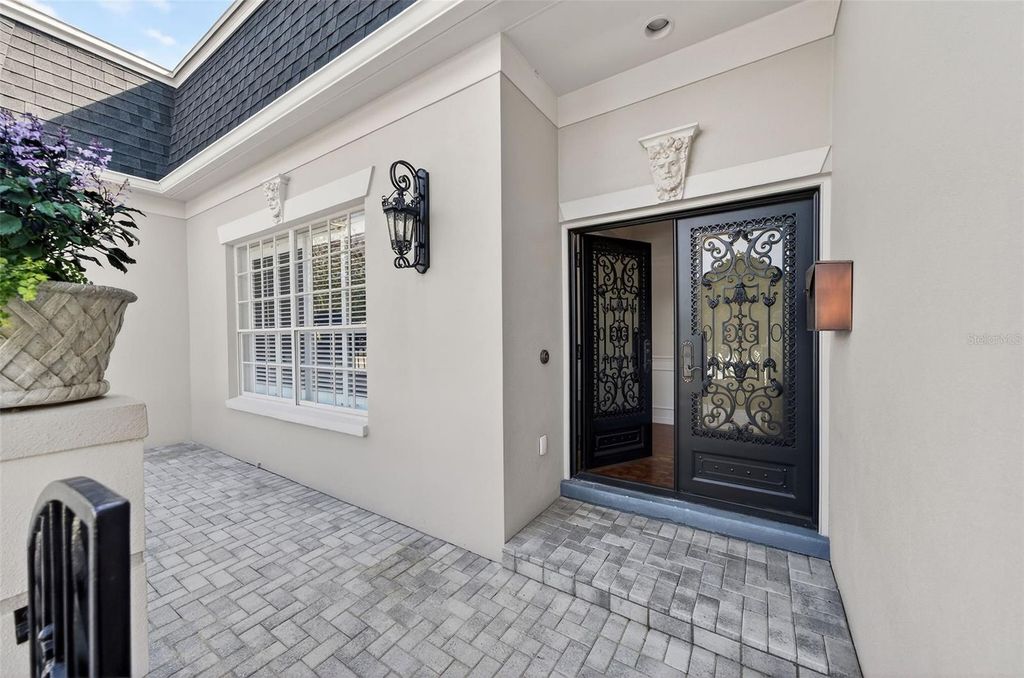 Image 4 of property listing at 925 ASHINGTON PLACE 3, Orlando, FL 32804