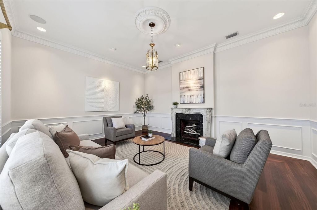 Image 6 of property listing at 925 ASHINGTON PLACE 3, Orlando, FL 32804