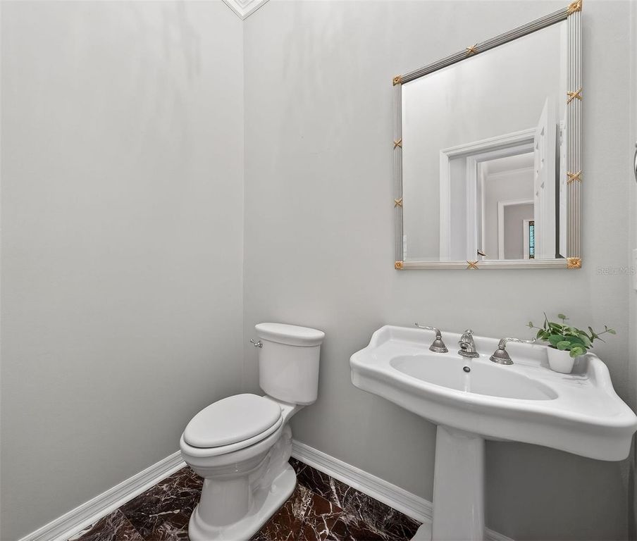 Image 9 of property listing at 925 ASHINGTON PLACE 3, Orlando, FL 32804