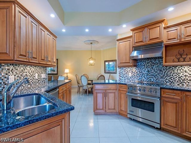 7024 Pelican Bay BLVD F105, Naples, FL 34108