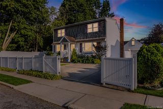 17 Woodcrest Road, Hicksville, NY 11801