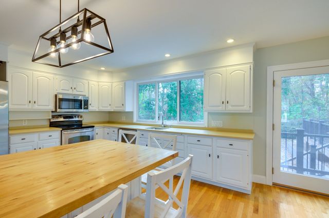 93 Woodcliff Rd, Brookline, MA 02467