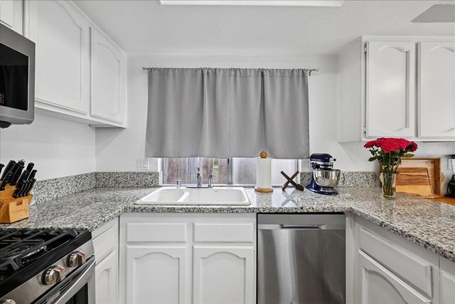 1221 Rudger Way, Sacramento, CA 95833