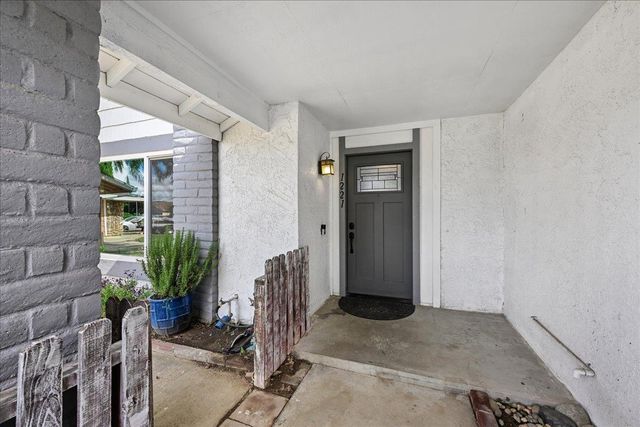 1221 Rudger Way, Sacramento, CA 95833