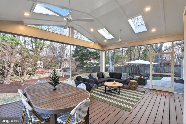 11922 HOLLY SPRING DR, Great Falls, VA 22066