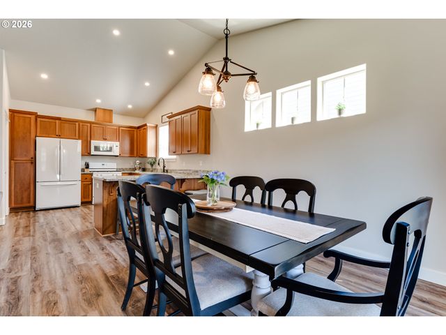 5427 KING ARTHUR Ct, Eugene, OR 97402