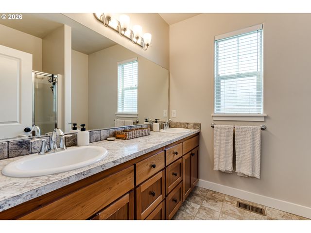 5427 KING ARTHUR Ct, Eugene, OR 97402