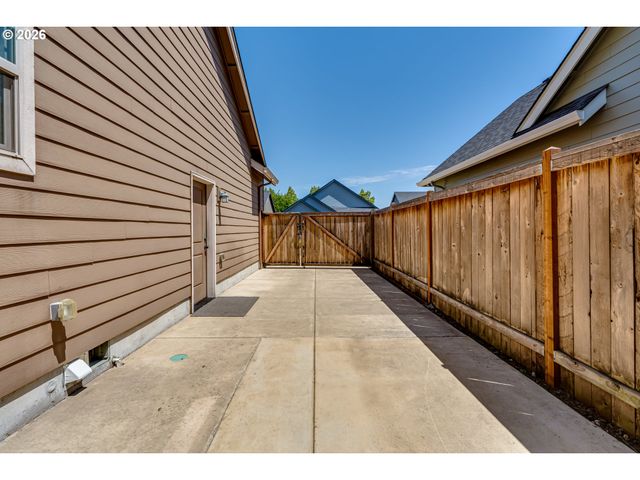 5427 KING ARTHUR Ct, Eugene, OR 97402