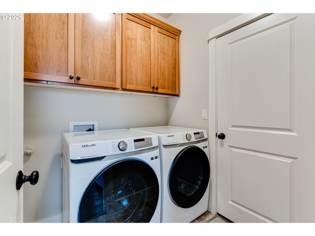5427 KING ARTHUR Ct, Eugene, OR 97402